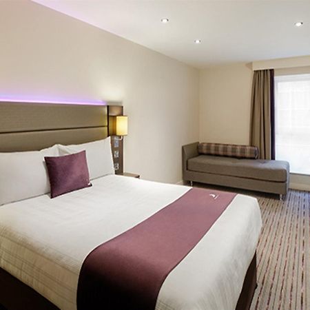 Premier Inn Premier Inn Bagshot Bagian luar foto