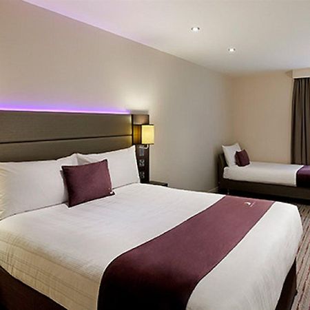 Premier Inn Premier Inn Bagshot Bagian luar foto