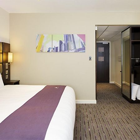 Premier Inn Premier Inn Bagshot Bagian luar foto