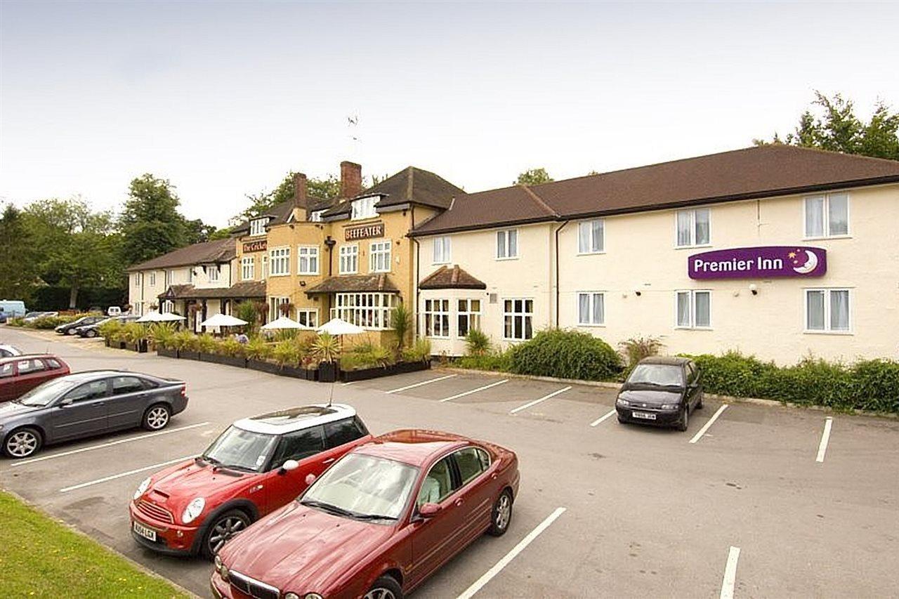 Premier Inn Premier Inn Bagshot Bagian luar foto