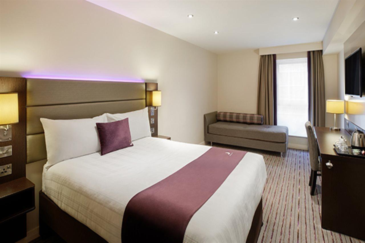 Premier Inn Premier Inn Bagshot Bagian luar foto