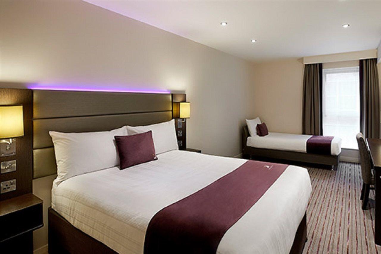 Premier Inn Premier Inn Bagshot Bagian luar foto