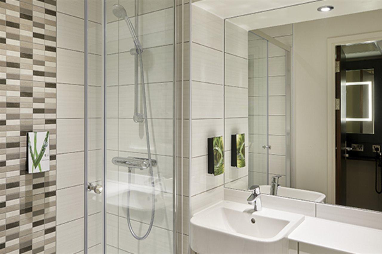 Premier Inn Premier Inn Bagshot Bagian luar foto