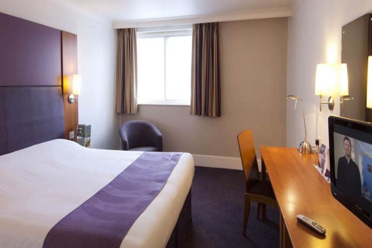 Premier Inn Premier Inn Bagshot Bagian luar foto