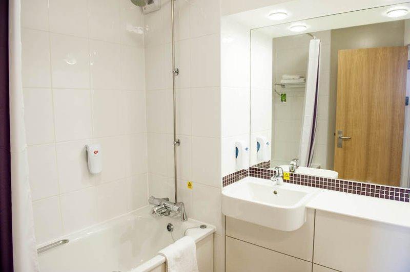 Premier Inn Premier Inn Bagshot Bagian luar foto