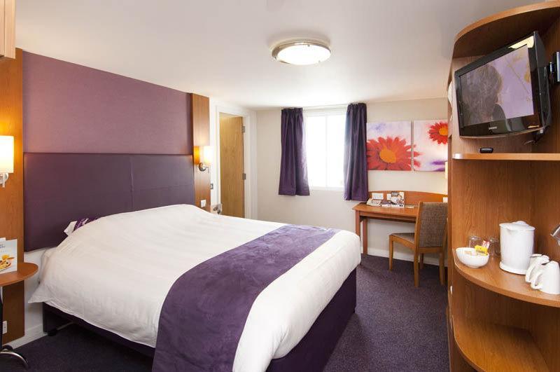 Premier Inn Premier Inn Bagshot Bagian luar foto