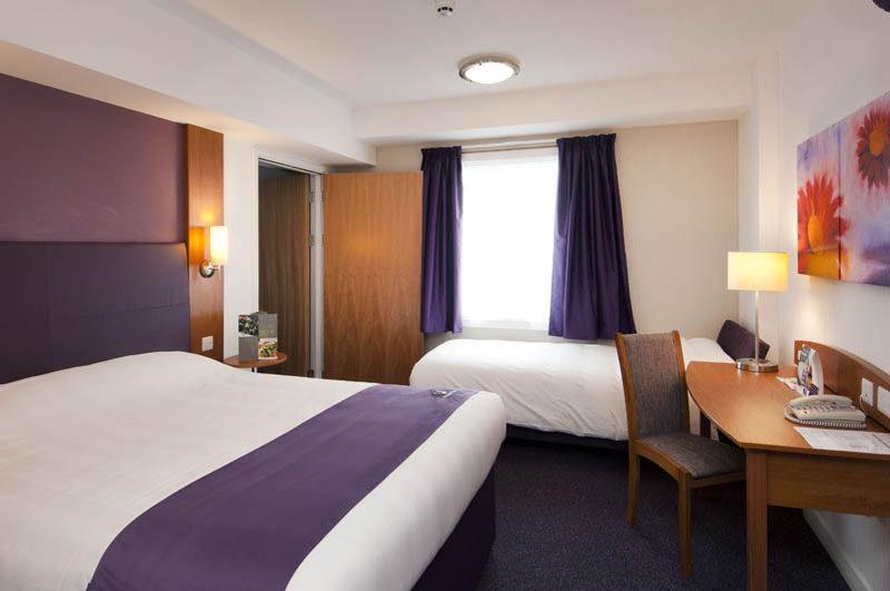 Premier Inn Premier Inn Bagshot Bagian luar foto