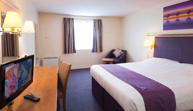 Premier Inn Premier Inn Bagshot Bagian luar foto